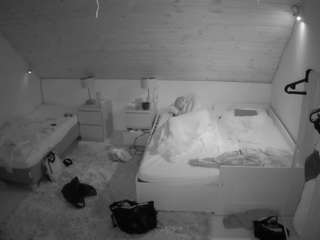 voyeurcam-julmodels-whitebed-2 camsoda