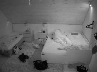 voyeurcam-julmodels-whitebed-2