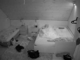 voyeurcam-julmodels-whitebed-2