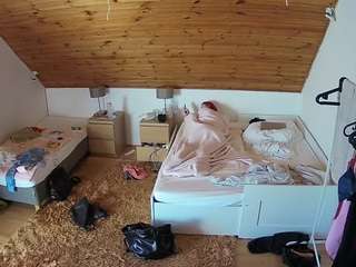 voyeurcam-julmodels-whitebed-2