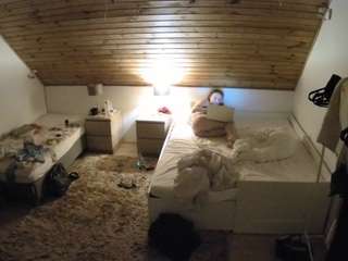voyeurcam-julmodels-whitebed-2