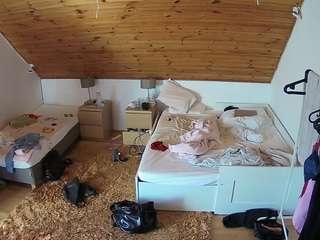 voyeurcam-julmodels-whitebed-2