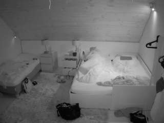 voyeurcam-julmodels-whitebed-2