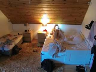 voyeurcam-julmodels-whitebed-2