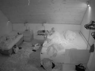 voyeurcam-julmodels-whitebed-2