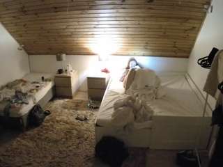 voyeurcam-julmodels-whitebed-2