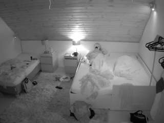 voyeurcam-julmodels-whitebed-2