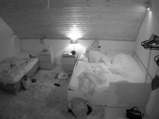 voyeurcam-julmodels-whitebed-2