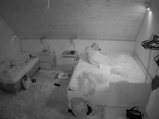 voyeurcam-julmodels-whitebed-2 camsoda