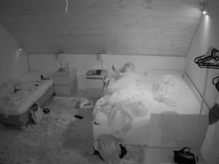 voyeurcam-julmodels-whitebed-2