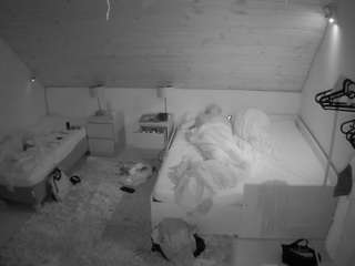 voyeurcam-julmodels-whitebed-2