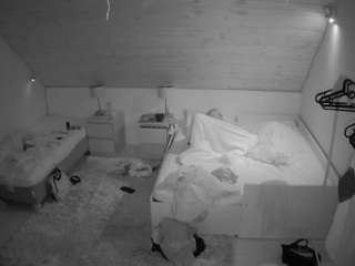 voyeurcam-julmodels-whitebed-2 camsoda