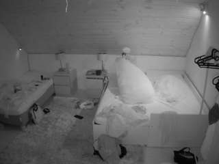 voyeurcam-julmodels-whitebed-2 camsoda