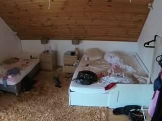 voyeurcam-julmodels-whitebed-2