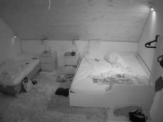 voyeurcam-julmodels-whitebed-2 camsoda