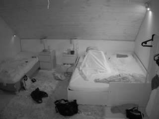 voyeurcam-julmodels-whitebed-2 camsoda