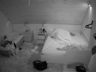 voyeurcam-julmodels-whitebed-2