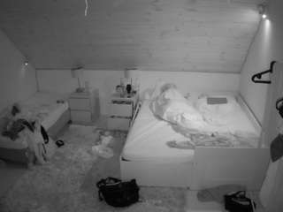 voyeurcam-julmodels-whitebed-2