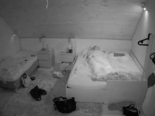 voyeurcam-julmodels-whitebed-2