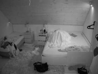 voyeurcam-julmodels-whitebed-2