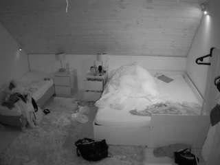 voyeurcam-julmodels-whitebed-2