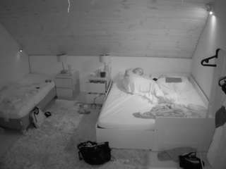 voyeurcam-julmodels-whitebed-2