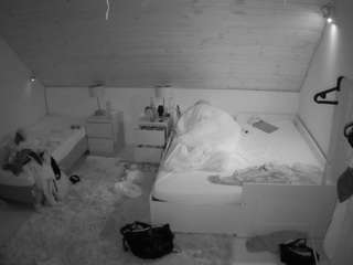 voyeurcam-julmodels-whitebed-2 camsoda