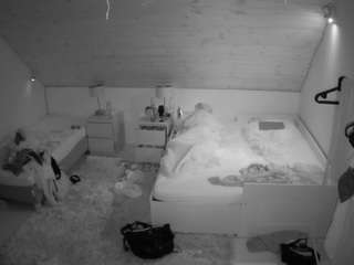 voyeurcam-julmodels-whitebed-2