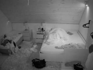 voyeurcam-julmodels-whitebed-2
