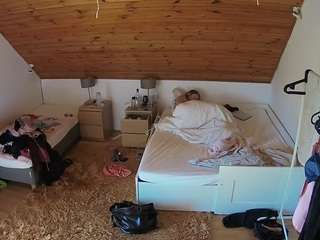 voyeurcam-julmodels-whitebed-2