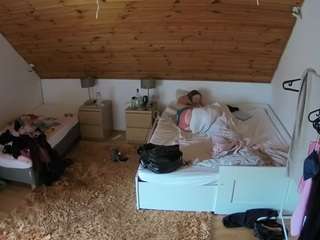 voyeurcam-julmodels-whitebed-2