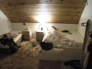 voyeurcam-julmodels-whitebed-2