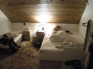 voyeurcam-julmodels-whitebed-2