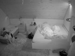 voyeurcam-julmodels-whitebed-2