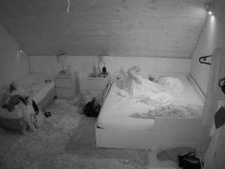 voyeurcam-julmodels-whitebed-2