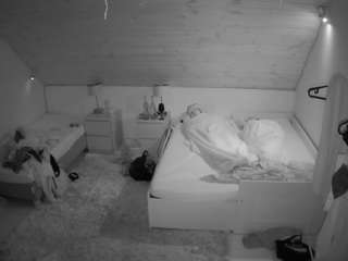 voyeurcam-julmodels-whitebed-2
