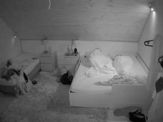 voyeurcam-julmodels-whitebed-2