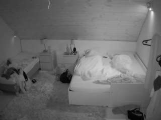 voyeurcam-julmodels-whitebed-2
