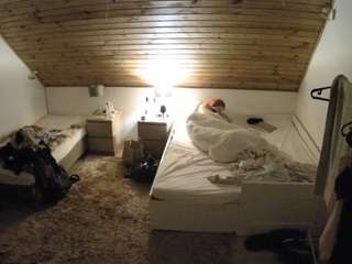 voyeurcam-julmodels-whitebed-2