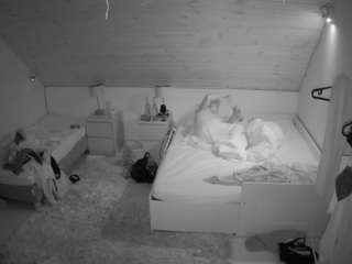 voyeurcam-julmodels-whitebed-2