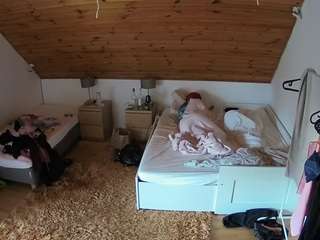 voyeurcam-julmodels-whitebed-2