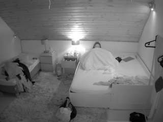 voyeurcam-julmodels-whitebed-2