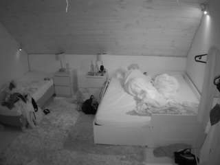 voyeurcam-julmodels-whitebed-2