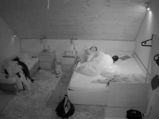 voyeurcam-julmodels-whitebed-2
