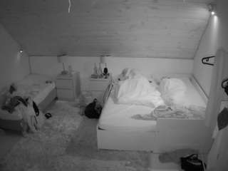 voyeurcam-julmodels-whitebed-2