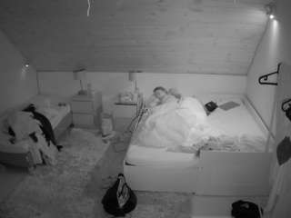 voyeurcam-julmodels-whitebed-2