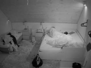 voyeurcam-julmodels-whitebed-2