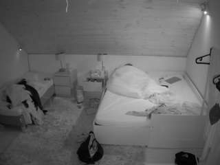 voyeurcam-julmodels-whitebed-2