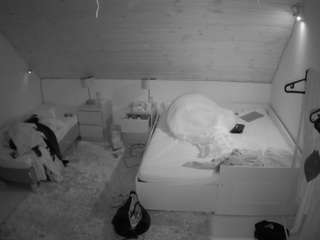 voyeurcam-julmodels-whitebed-2