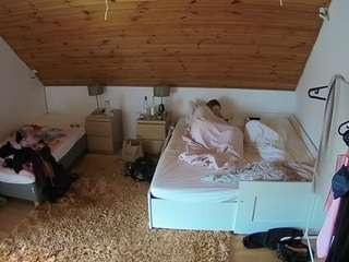 voyeurcam-julmodels-whitebed-2